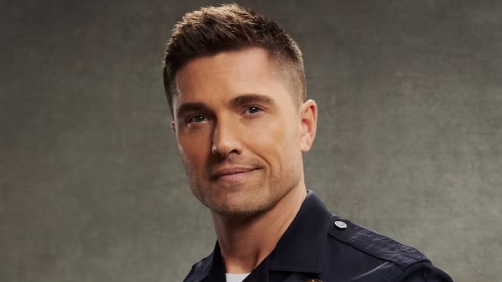 Eric Winter incarne Tim Bradford dans The Rookie : Le Flic de Lors Angeles